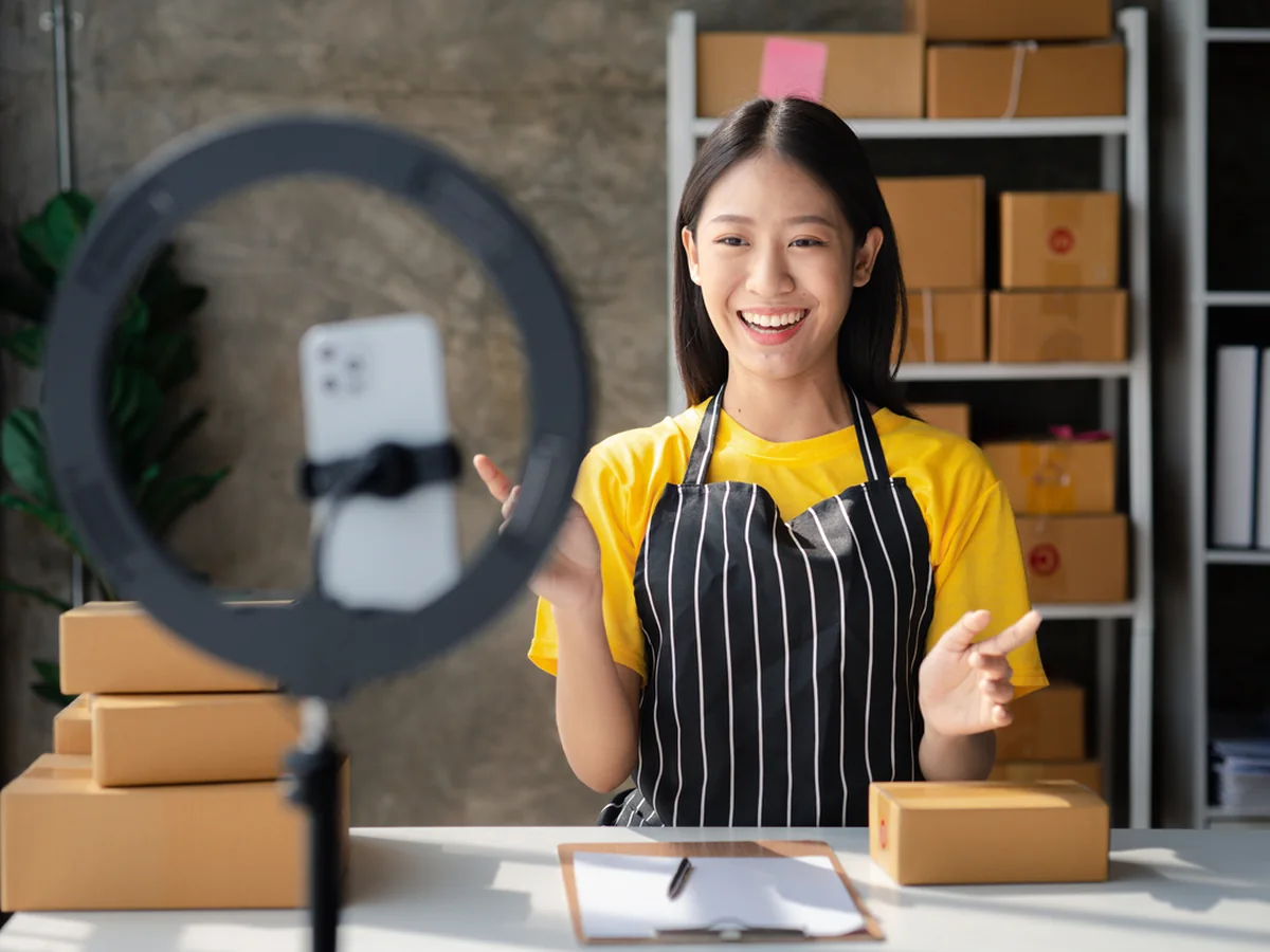 Apresentadora conduzindo uma live de vendas no estúdio